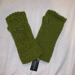 Green hand mittens